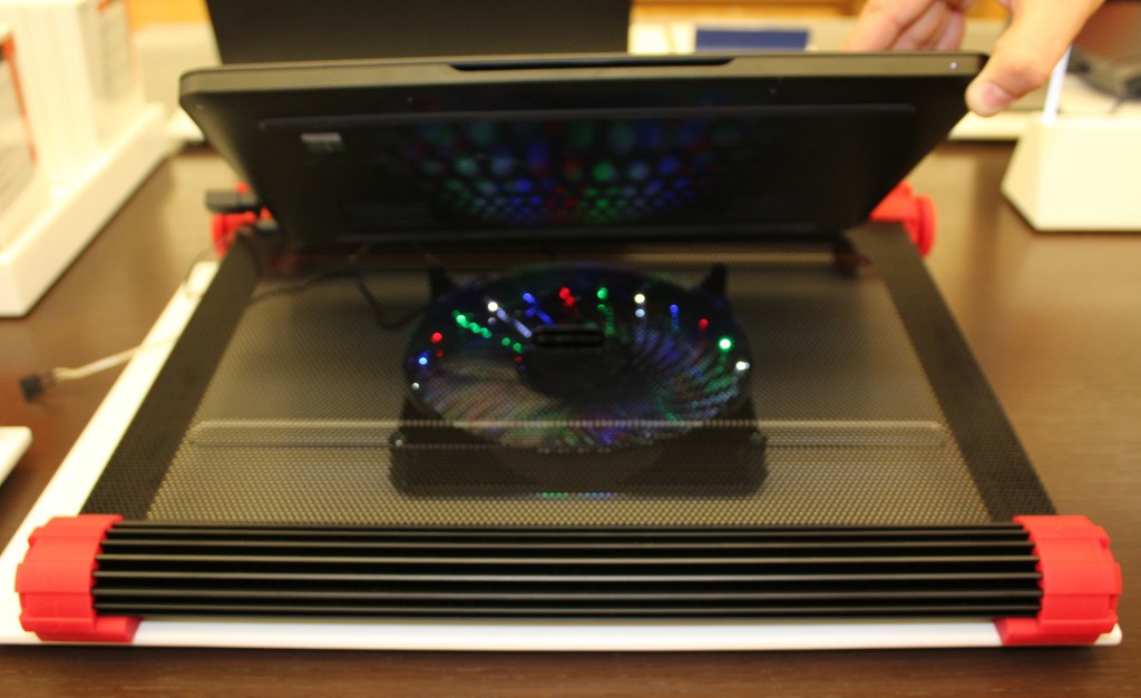 Enermax Aeolus Laptop Cooling Pad with fan lights blinking.